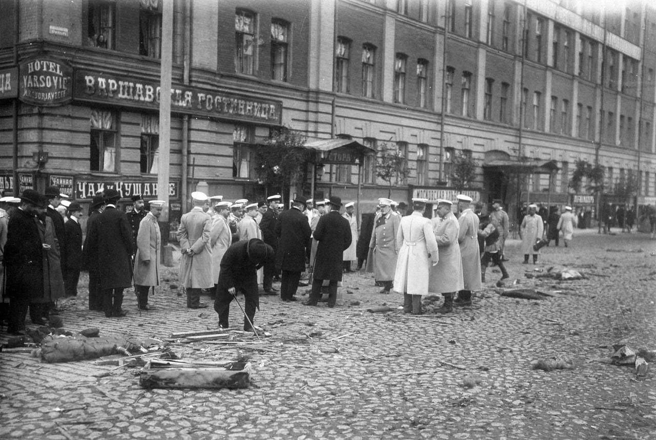 Государственные чиновники и&nbsp;группа любопытных у&nbsp;места покушения Е.С.&nbsp;Сазонова на&nbsp;министра внутренних дел Вячеслава Константиновича фон Плеве.