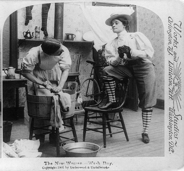 Фотография, сатирически изображающая «новую женщину». 1901(Library of Congress)