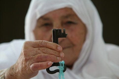 Некоторые палестинские беженцы до сих пор хранят ключи от своих домов в Палестине, как символы Накбы и своего права на возвращение (сегодня это уже дети и внуки изгнанных). Источник.