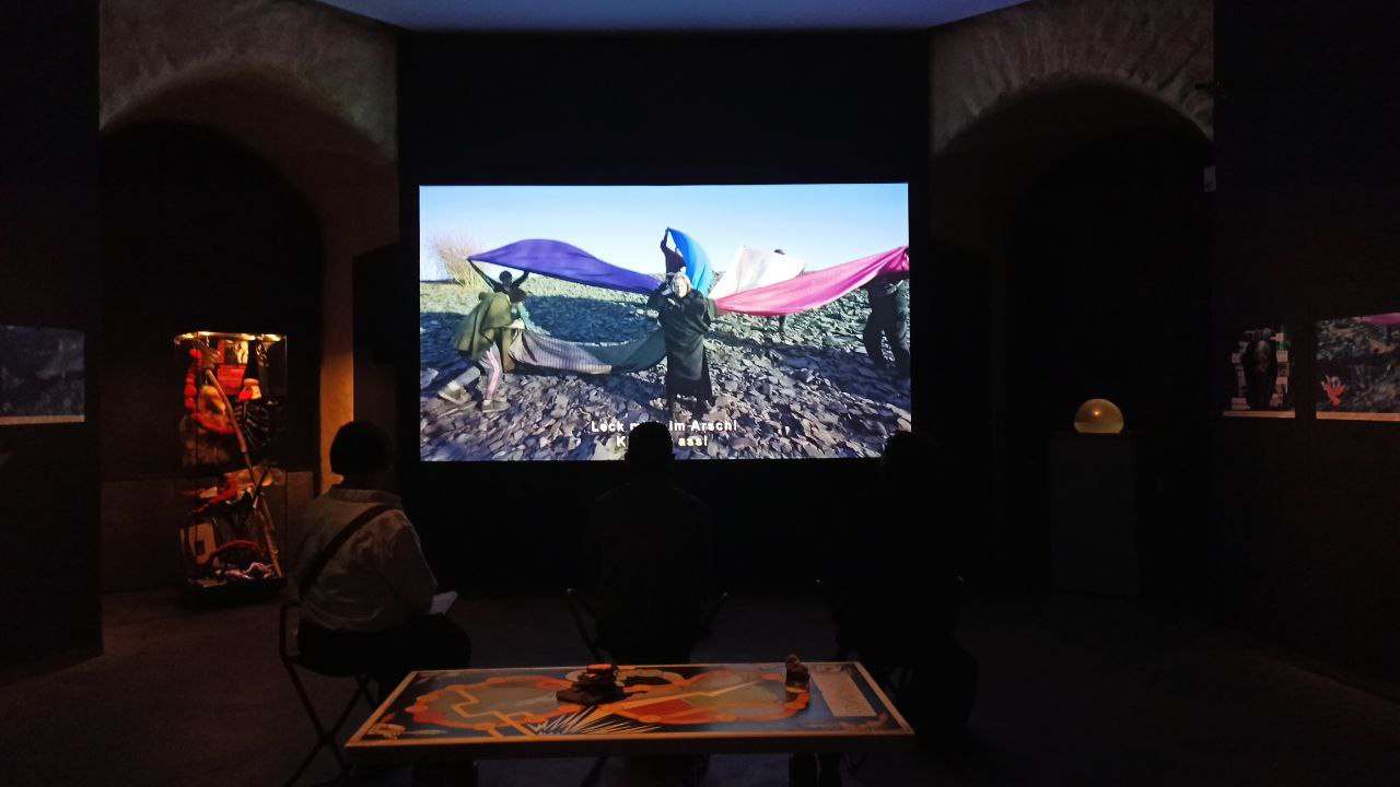 Что делать: Упал-вставай. Магическая игра по Вернеру Тюбке (инсталляция), Песни надежды и отчаяния (фильм), 2025, Художественный музей Морицбург (Галле). Фото: Дмитрий Виленский.