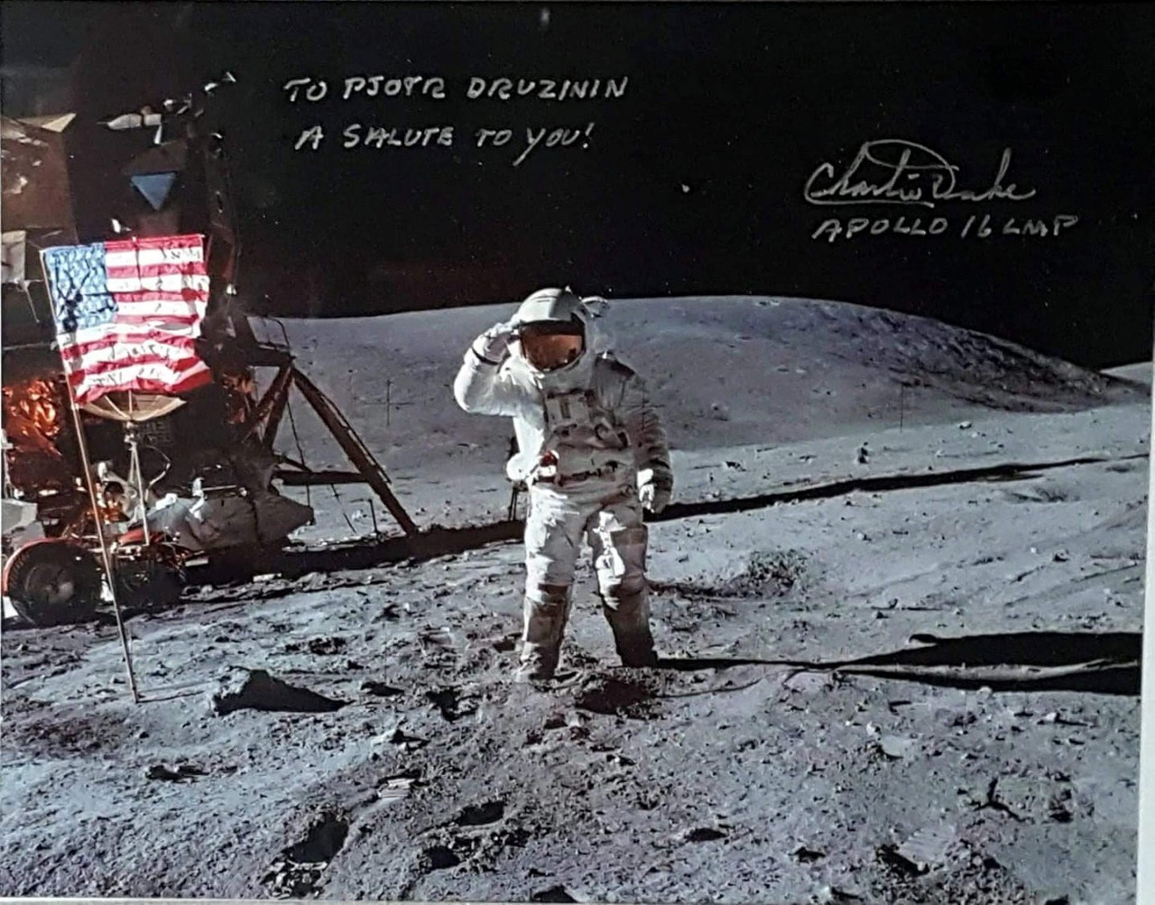 Фотография, подаренная Чарли Дьюком&nbsp;— астронавтом, высадившимся на&nbsp;Луну. Фото: Петр Дружинин.