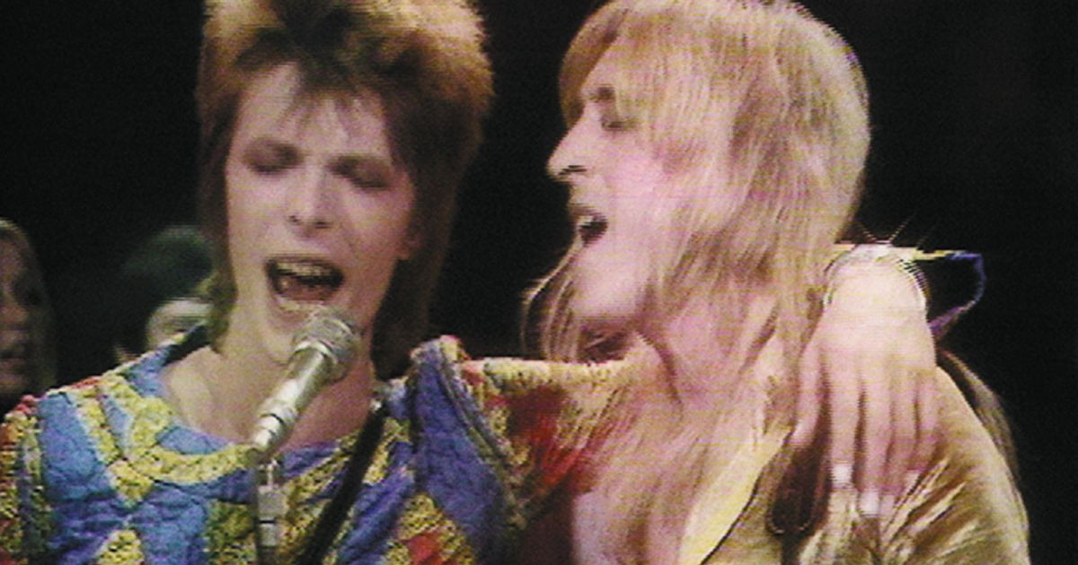 Дэвид Боуи и&nbsp;Мик Ронсон исполняют “Starman” в&nbsp;телепередаче Top Of The Pops. Лондон, 1972.