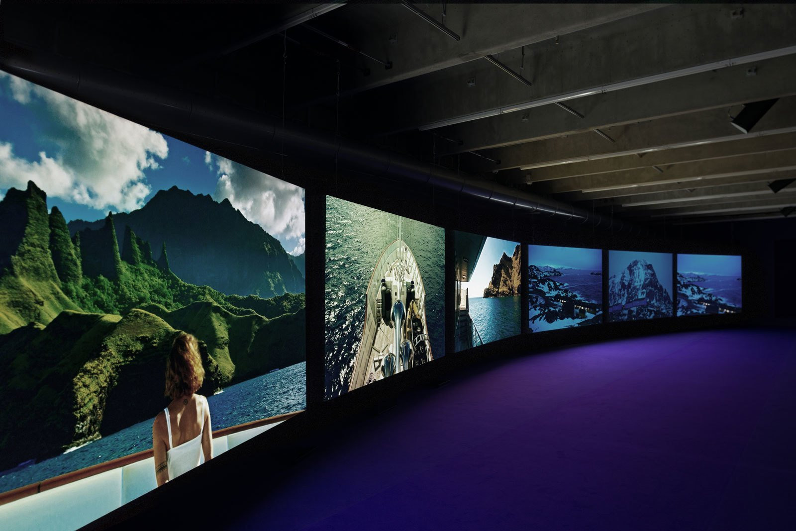 Шестиканальная инсталляция Джона Акомфры «Пурпур». Источник.