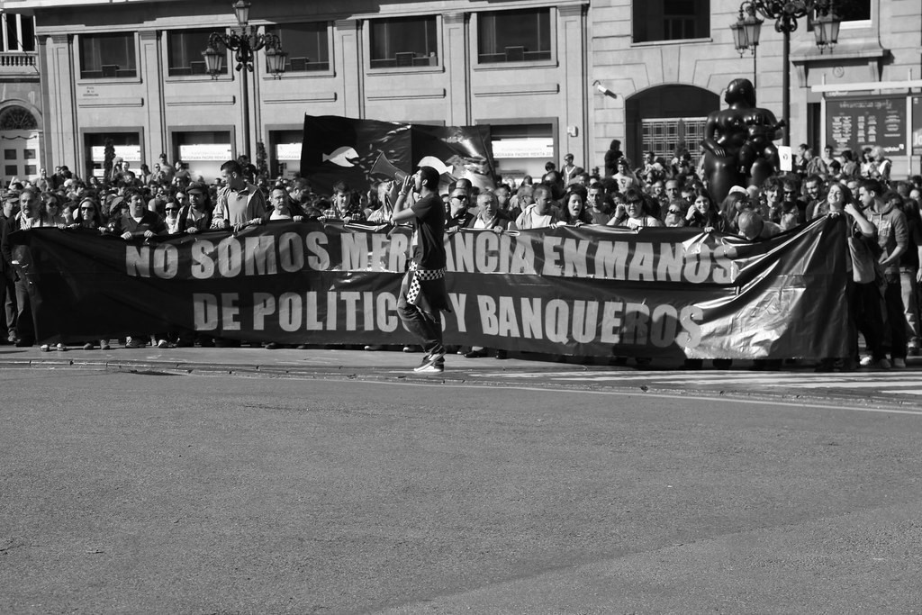 «Мы не&nbsp;товар в&nbsp;руках политиков и&nbsp;банкиров». Овьедо, Испания, 15&nbsp;мая 2011.