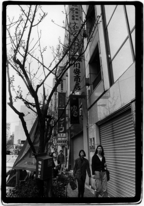Галерея «Насуби» во&nbsp;время проведения “The Ginburu Art Project”, 1993&nbsp;год. Фото: Сигэо Анзай. Courtesy: Цуёси Одзава. 
