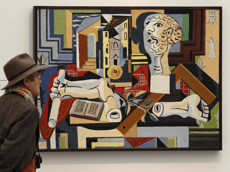 Посетитель выставки рассматривает Пикассо «Интерьер мастерской с&nbsp;гипсовой головой и&nbsp;рукой» (1925). Фото: Reuters