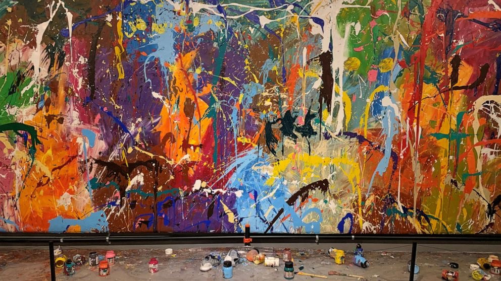 JonOne (John Andrew Perello), Untitled, акрил, холст. В&nbsp;апреле 2021&nbsp;года на&nbsp;выставке в&nbsp;Сеуле пара зрителей ошибочно решила, что их&nbsp;приглашают к&nbsp;взаимодействию с&nbsp;работой и&nbsp;дополнила ее несколькими чёрными пятнами. После инцидента музей выставил ограждение и&nbsp;предупреждающую табличку, работа выросла в&nbsp;цене (первоначальная стоимость $440&nbsp;тыс.), а&nbsp;приток зрителей на&nbsp;выставку возрос