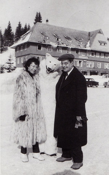 Жак Лакан с&nbsp;женой Сильвией Батай и&nbsp;неизвестным белым медведем