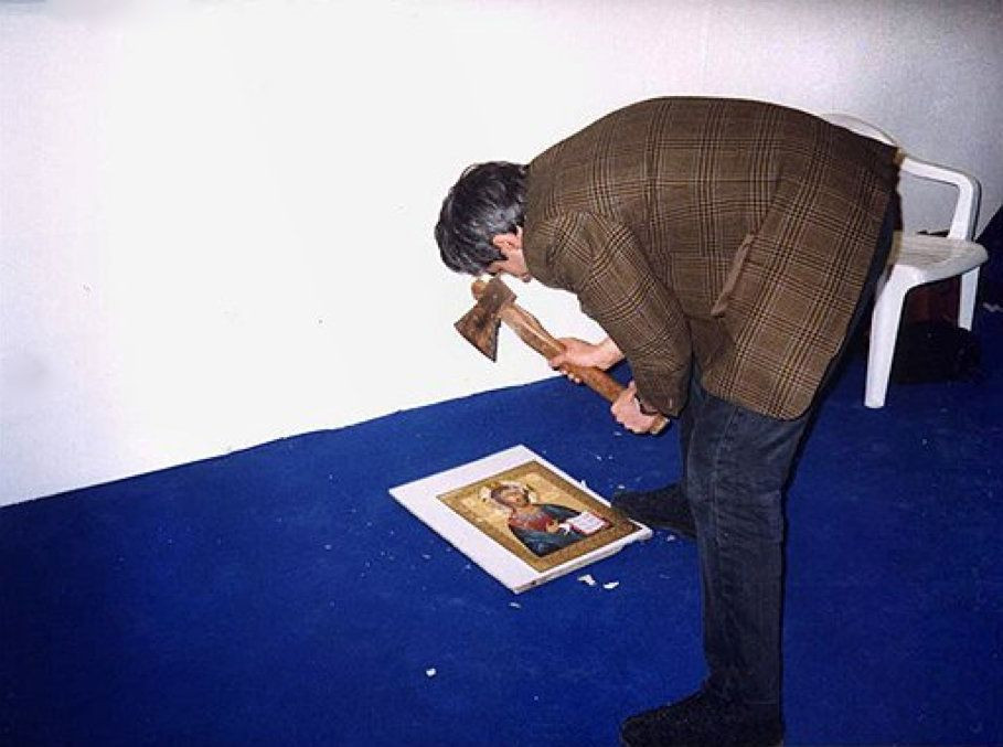 Авдей Тер-Оганьян. Юный безбожник. 1998. Акция в&nbsp;рамках «Школы современного искусства» на&nbsp;выставке «Арт Манеж», Москва 