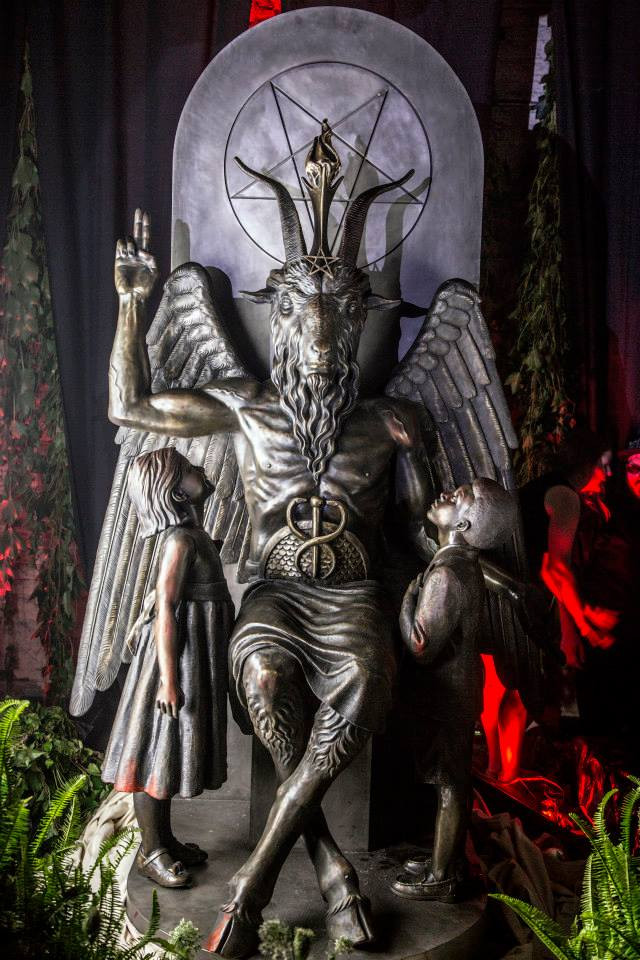 Сатана, поучающий детей мудрости. Статуя установлена в&nbsp;Детройте