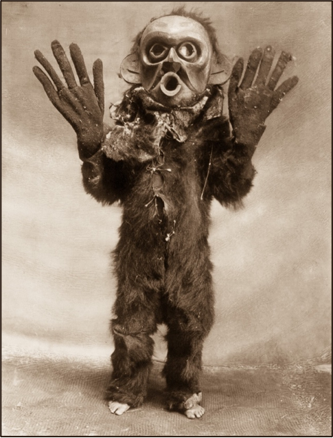 Рисунок 5. Edward Sheriff Curtis 1914&nbsp;год. Индеец из&nbsp;племени коскимо, одетый в&nbsp;меховой костюм и&nbsp;маску Хами («опасная вещь») во&nbsp;время церемонии Нумлим.