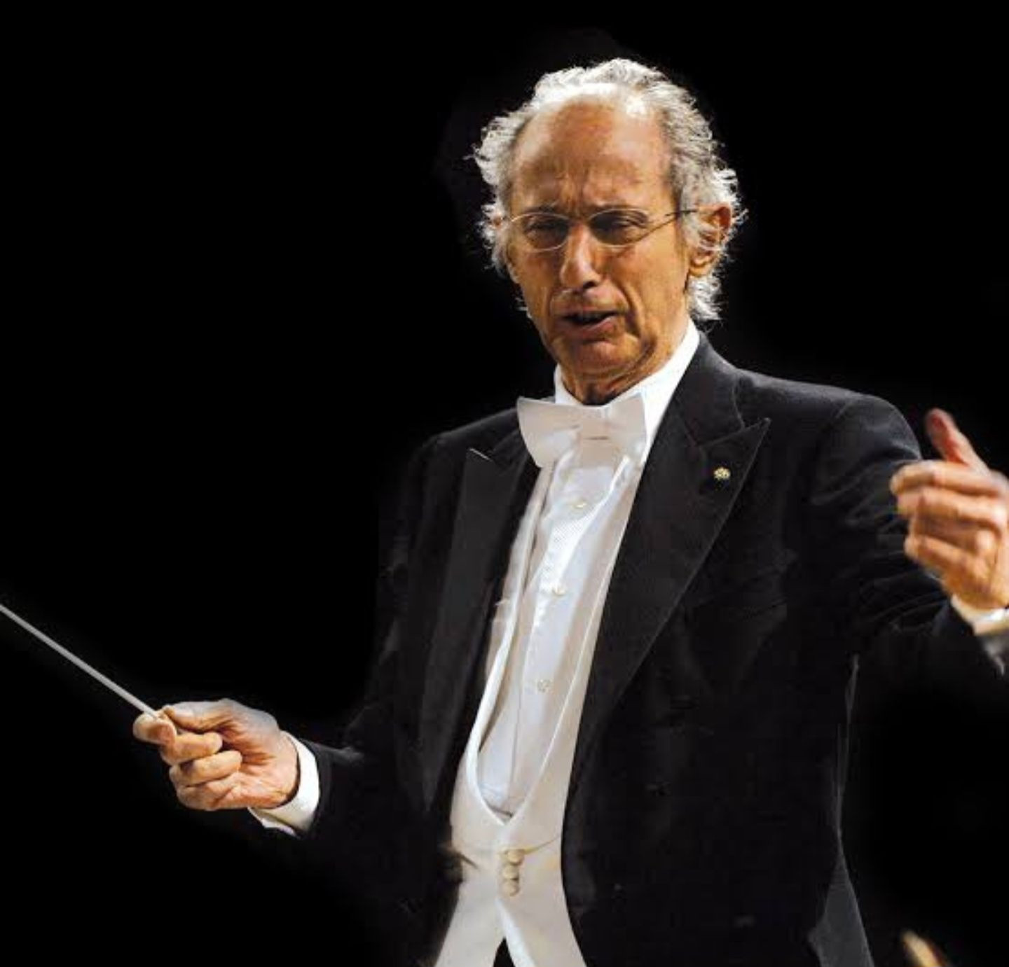 Клаудио Шимоне (Claudio Scimone, 1934–2018). Итальянский дирижёр, музыковед, педагог, основатель и бессменный руководитель камерного оркестра I Solisti Veneti (основан в 1959 г.)