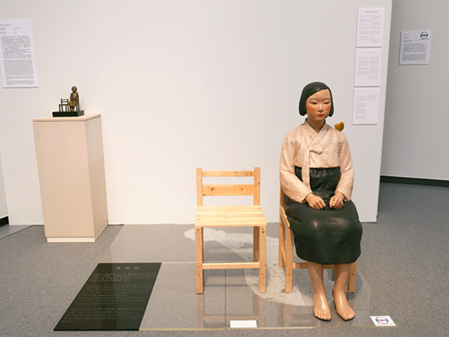 «Статуя девушки мира», Ким Сео-Кюна и&nbsp;Ким Юн-Сун (2011). Фото с&nbsp;выставки «После “Свободы Выражения?”». Courtesy: HG Masters.