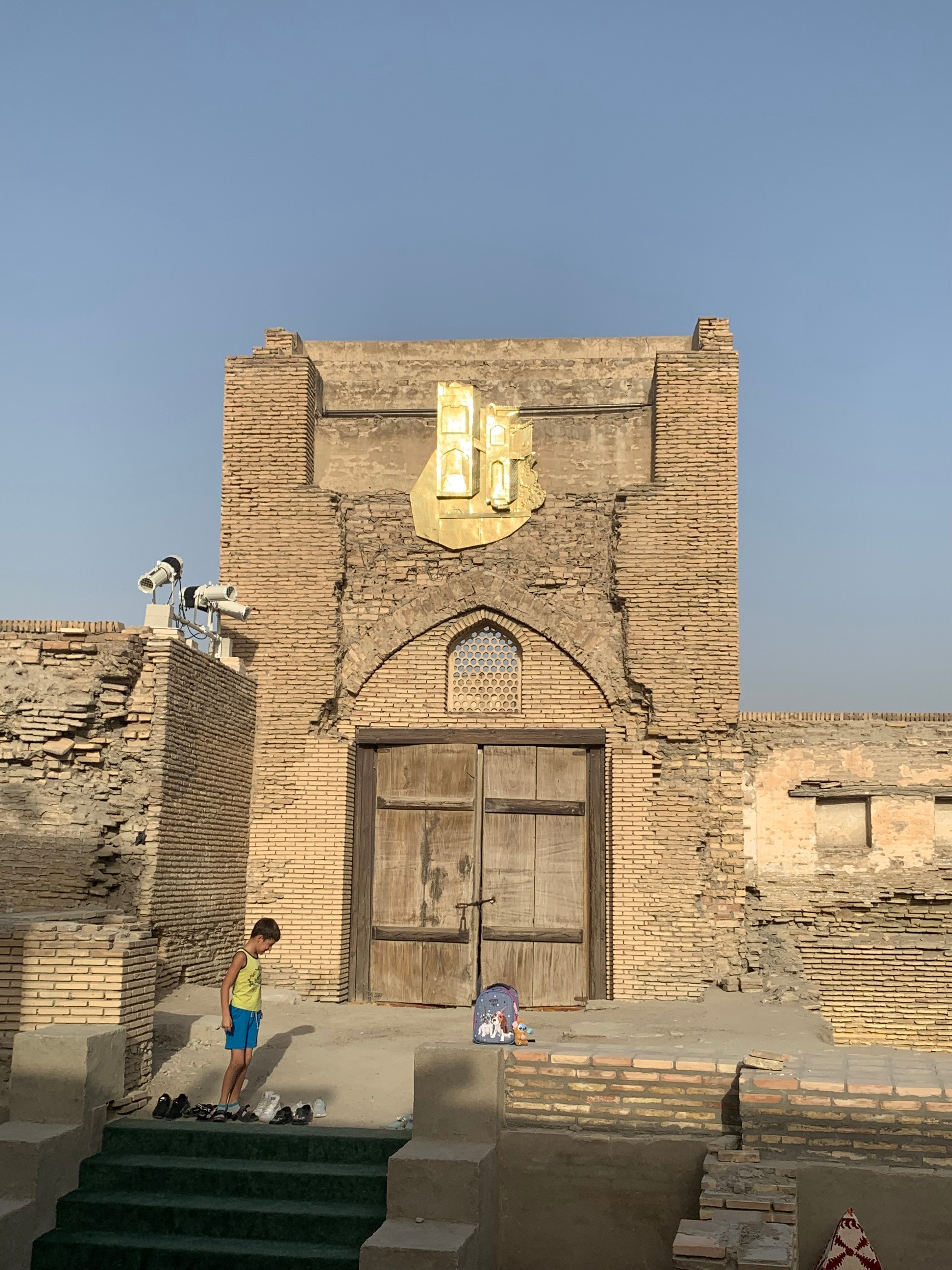 Ваэль Шавки в сотрудничестве с Джурабек Сиддиков (Узбекистан), Без названия, 2025, Бухара, Узбекистан, 2025. 