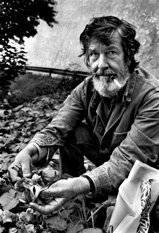 Кейдж собирает грибыв Гренобле, Франция.1972