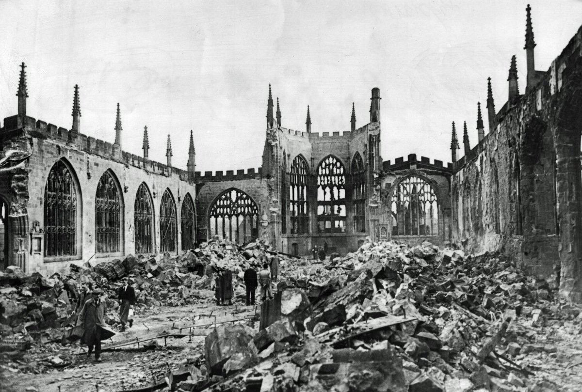 Руины собора в&nbsp;Ковентри вскоре после налета