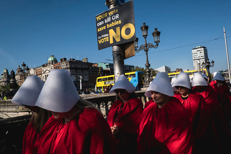 За&nbsp;два дня до&nbsp;референдума феминистская группа «Роза» организовала в&nbsp;самом центре Дублина перформанс. Около&nbsp;40 женщин, одетых как&nbsp;героини из&nbsp;«Рассказа служанки», прошли маршем по&nbsp;набережной Лиффи и&nbsp;главной улице города, чтобы рассказать о&nbsp;том, что на&nbsp;самом деле означает отсутствие доступа к&nbsp;репродуктивным правам. Дублин, 2018&nbsp;год