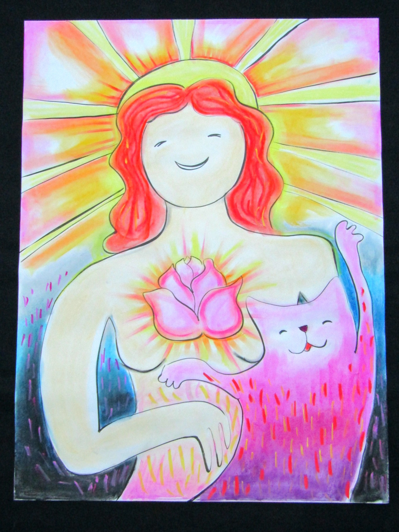 На&nbsp;рисунке изображена женская фигура. У&nbsp;нее рыжие волосы по&nbsp;плечи. Позади её головы сияющее солнце. Она улыбается. Кажется, она счастлива. На&nbsp;её грудь посередине розовый бутон розы, из&nbsp;которого идет сияние. В&nbsp;правом углу кот или кошка. Он_а&nbsp;<nobr>пурпурно-розового</nobr> цвета с&nbsp;красно и&nbsp;желтыми волосками. Он_а&nbsp;тоже кажется счастливой. Левая лапа животного поднята вверх, а&nbsp;правая вытянута в&nbsp;сторону. Авторка картины&nbsp;— Юлия Цветкова.