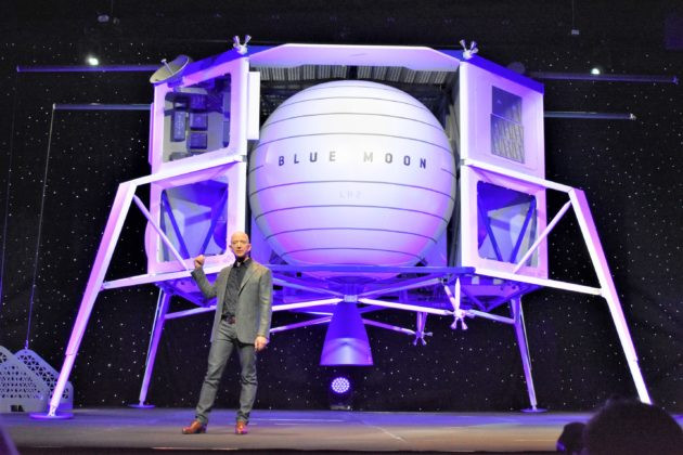 На слайде: Джефф Безос демонстрирует макет посадочного лунного модуля Blue Moon, Вашингтон, США, май 2019 г. (GeekWire Photo / Alan Boyle)