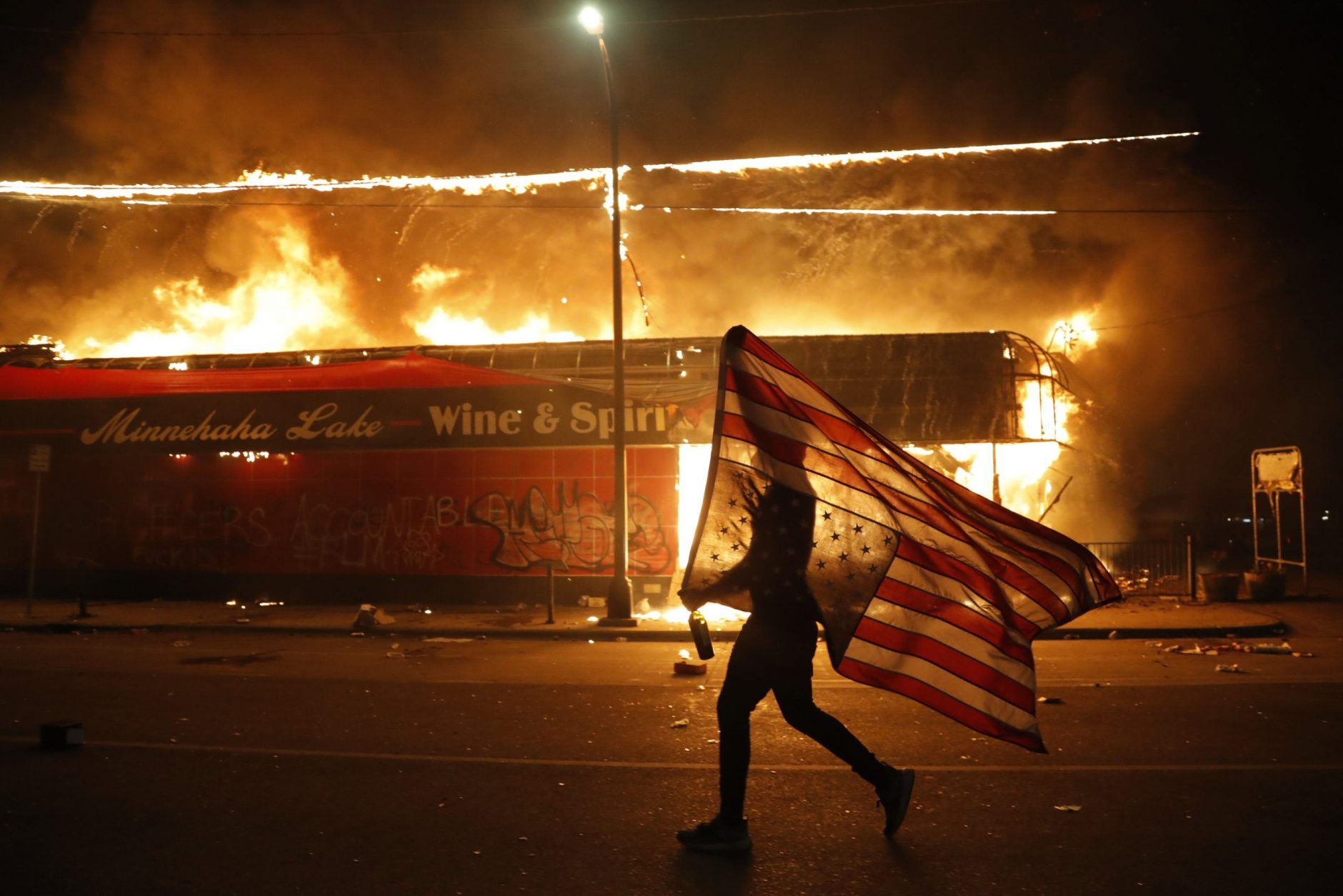 Протесты в&nbsp;Миннеаполисе, США. Фото: AP Photo/Julio Cortez