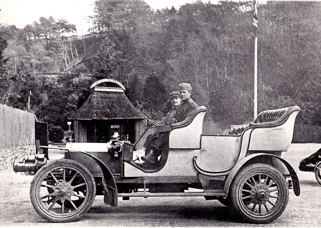 Чарльз Роллс за&nbsp;рулем Rolls-Royce (20 лошадиных сил) 1905&nbsp;года