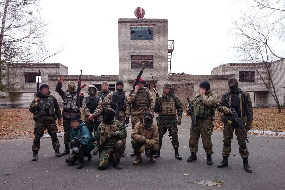 2014 рік. Антифа проходять підготовку на базі Правого сектору на Десні. Варто зазначити, що на фото є два московських антифашиста, які потім відправились на фронт