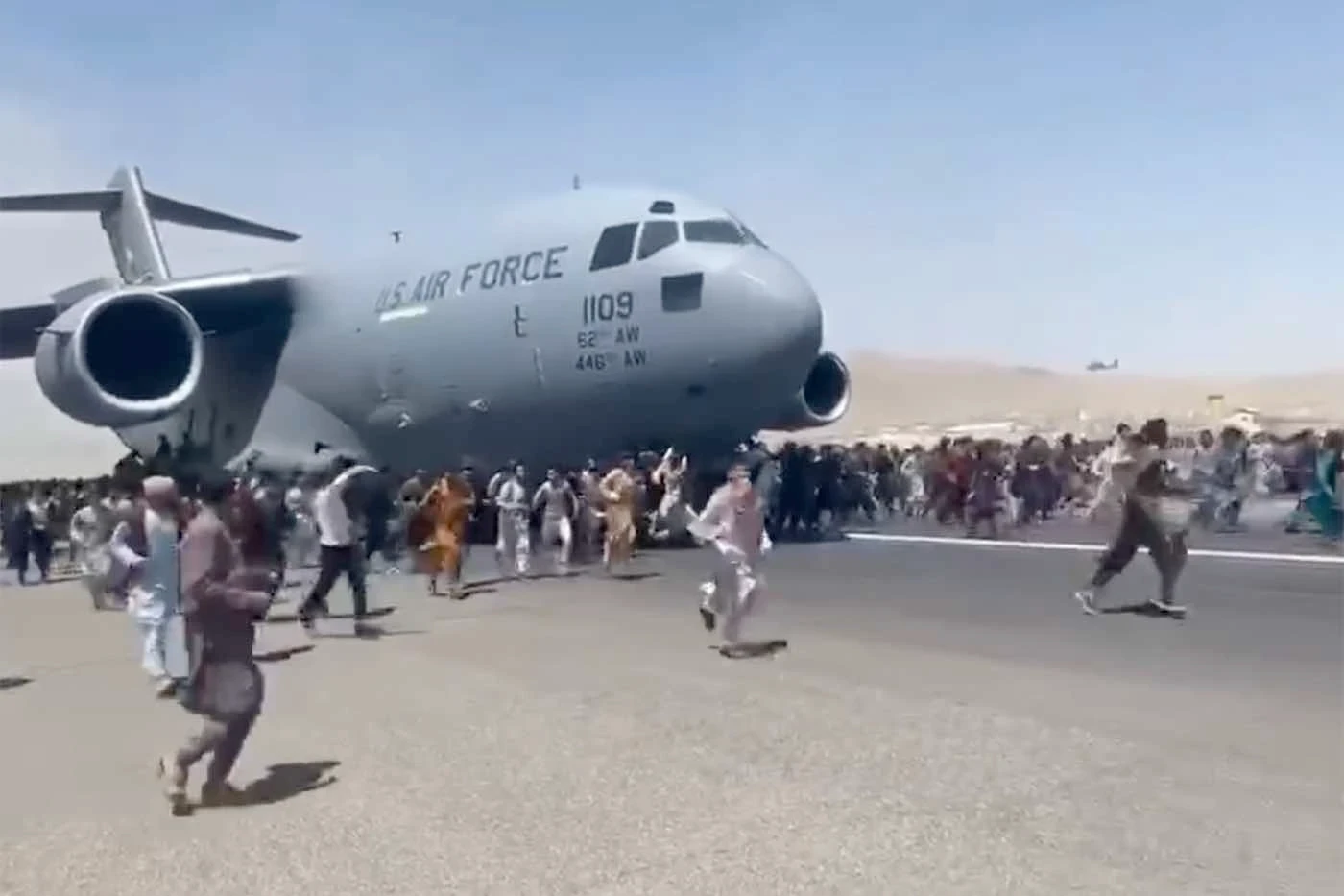 Афганістан, 2020 р. Люди намагаються потрапити на літак НАТО, щоб врятуватися від Талібану
