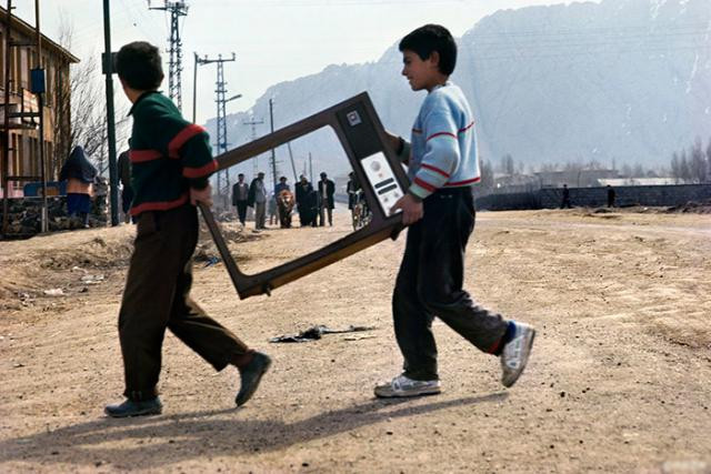 Мальчики-курды несут обломки телевизора, Курдистан |1993 Реза Дегати