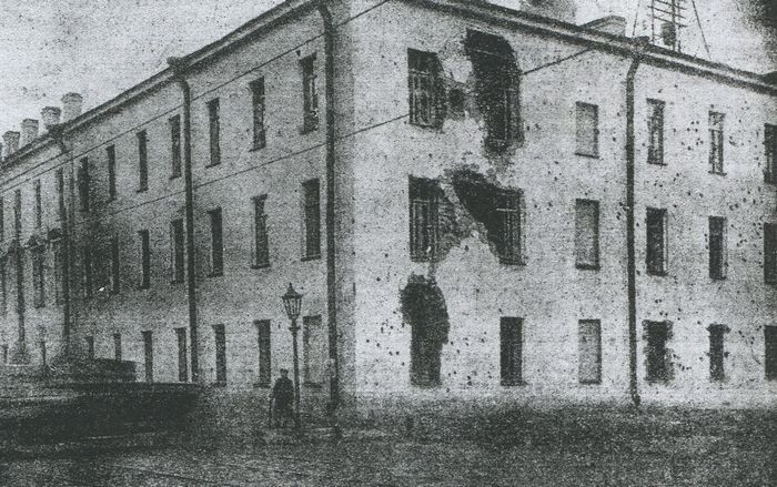 Разрушение здания Владимирского юнкерского училища, 1917&nbsp;год. Фотограф Яков Штейнберг