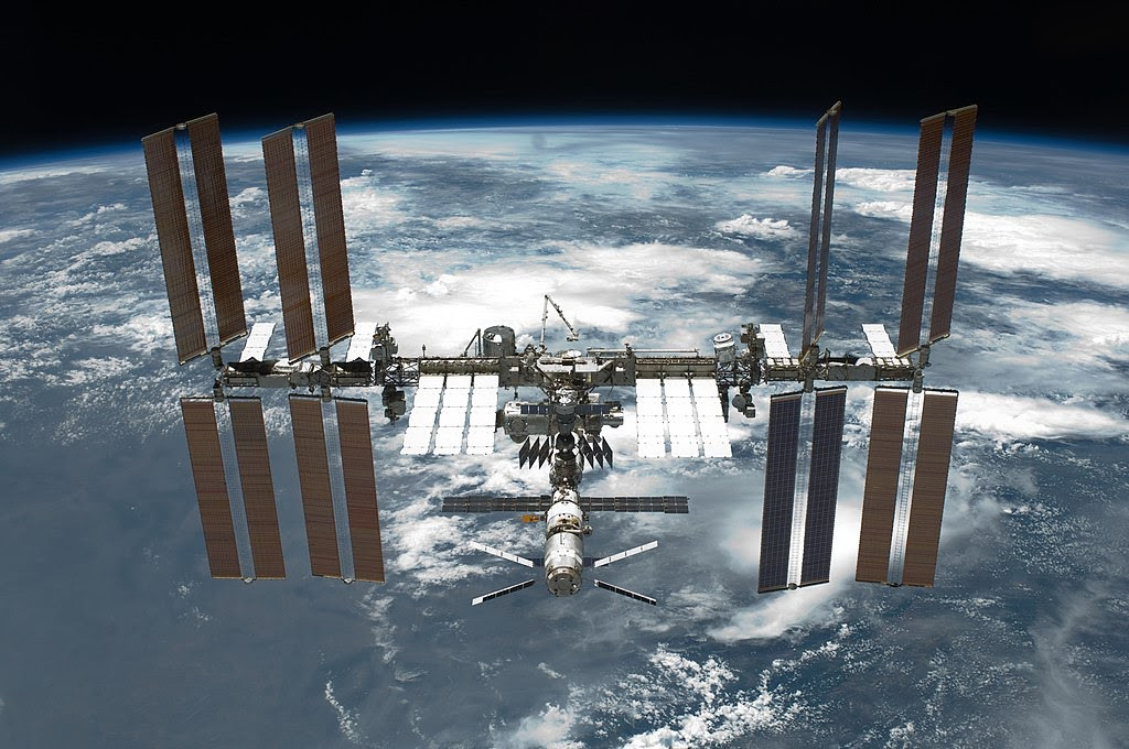 Общественное достояниеFile:STS-134 International Space Station after undocking.jpgСоздано: 30&nbsp;мая 2011&nbsp;г.