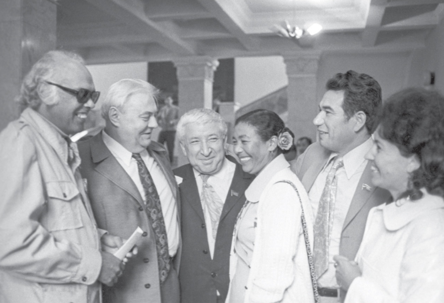 The South African writer Alex La Guma, the poets Anatoly Sofronov and Rasul Gamzatov, and the Kyrgyz writer Chinghiz Aitmatov (from left to right) at the Fifth Congress of Afro-Asian Writers in Alma-Ata. 1 September 1973.