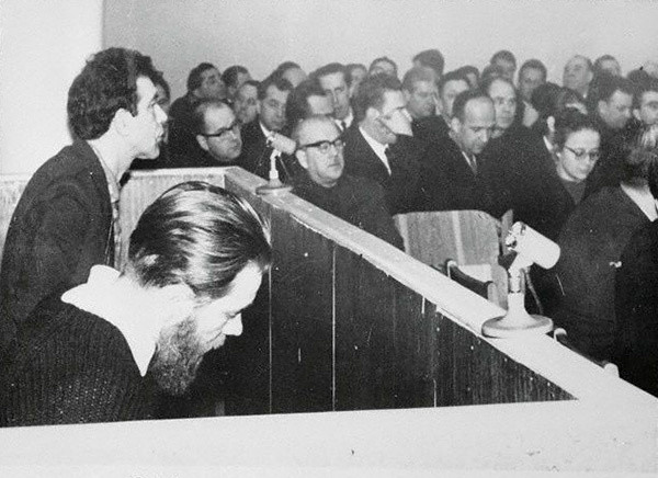 Андрей Синявский и&nbsp;Юлий Даниэль в&nbsp;зале суда. 1966