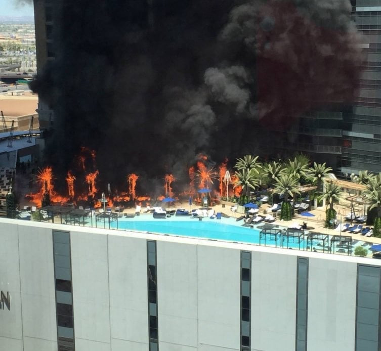 Пожар на&nbsp;крыше отеля The Cosmopolitan в&nbsp;<nobr>Лас-Вегасе</nobr> в&nbsp;2015&nbsp;году