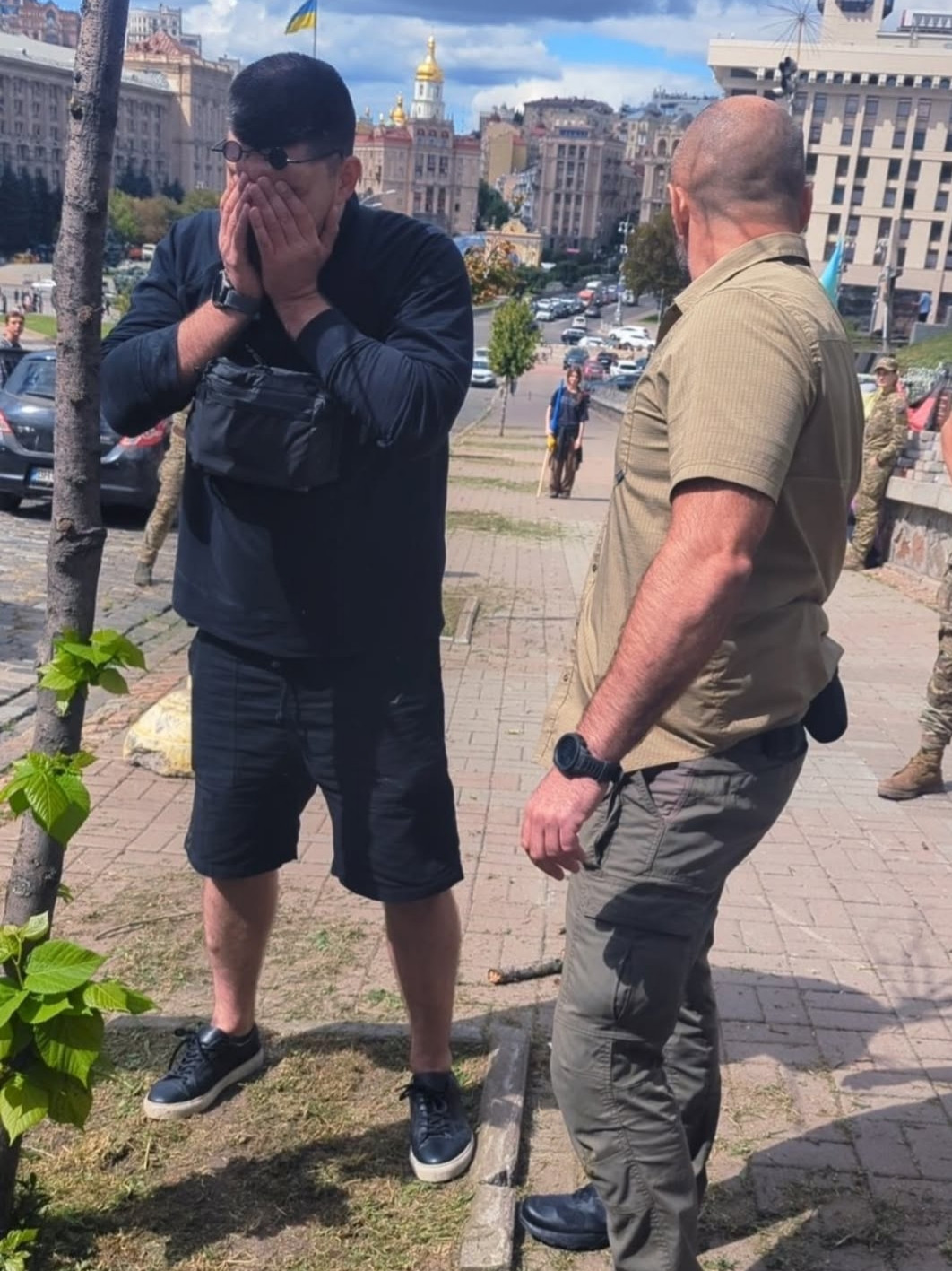 Денис Капустин (слева)