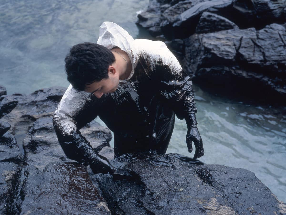 Allan Sekula. Black tide / Marea Negra, 2002&nbsp;— 2003