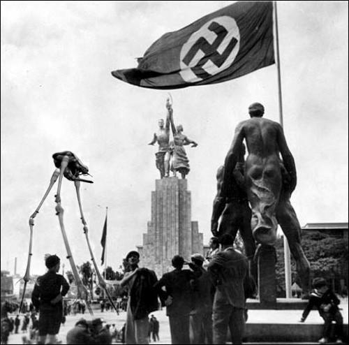 фотография немецкого скульптора Йозефа Торака со&nbsp;Всемирной выставки в&nbsp;Париже в&nbsp;1937&nbsp;г.