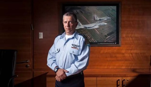 Командующий ВВС Израиля на&nbsp;фоне фото израильских самолетов, летающих над&nbsp;Освенцимом[