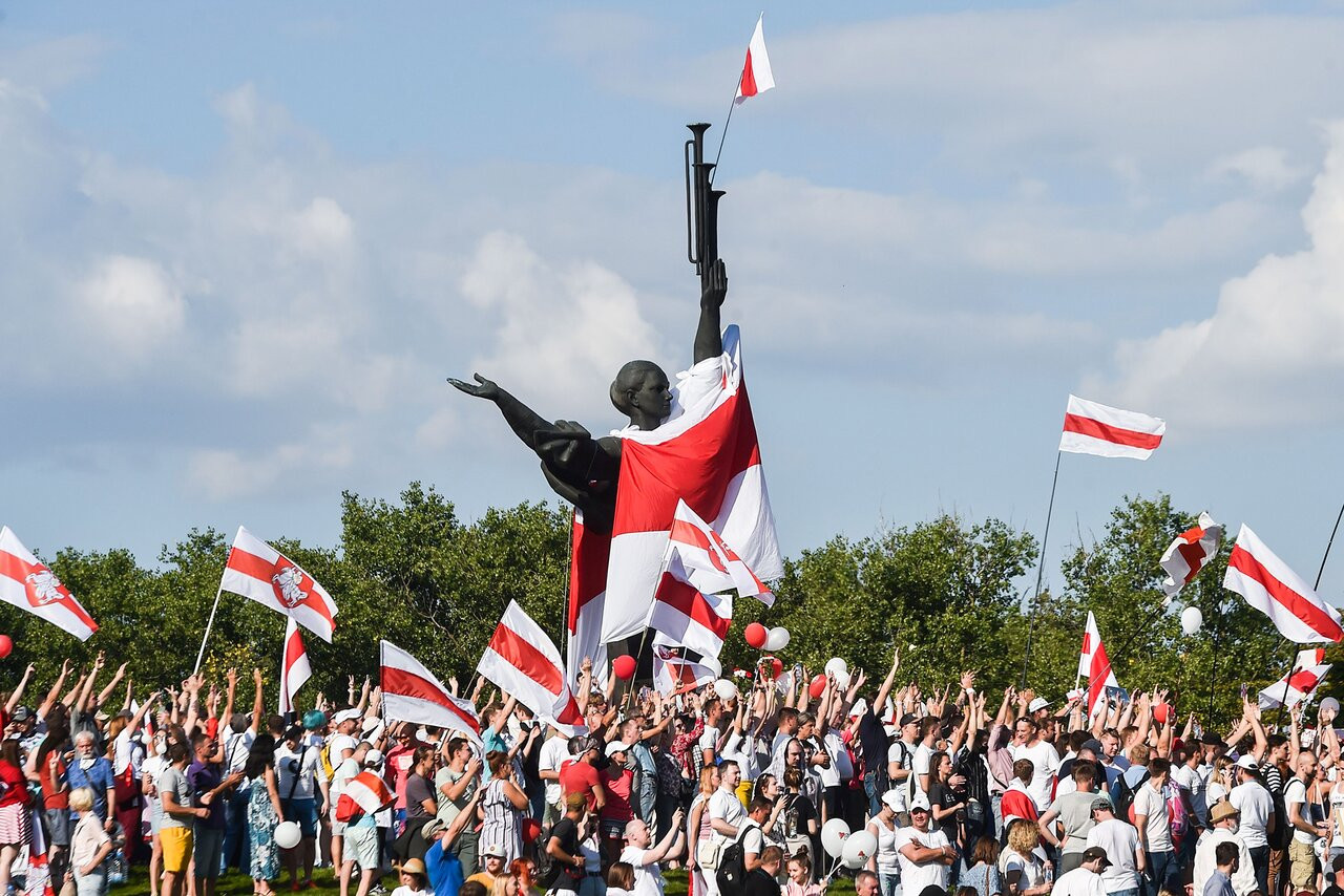 Митинг у&nbsp;стелы «Минск&nbsp;— город-герой», 16 августа 2020. Фото: Сергей Гапон