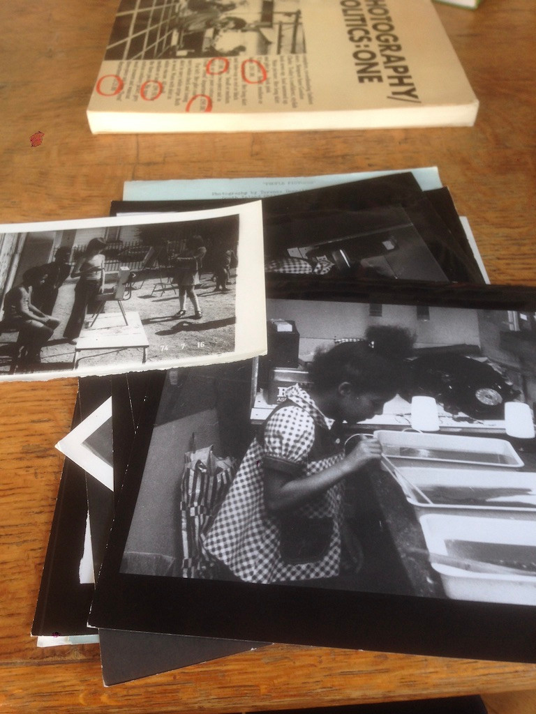 На&nbsp;фотографии представлены материалы личного архива Терри Деннета в&nbsp;MayDay Room, Лондон. Документация работы Деннета с&nbsp;местными детьми. Он обучал их&nbsp;тому, как&nbsp;собирать фотографическое снаряжение и&nbsp;помогал осознать механизмы производства идентичности и&nbsp;репрезентации.© MayDay Rooms London, Archive of Terry Dennett