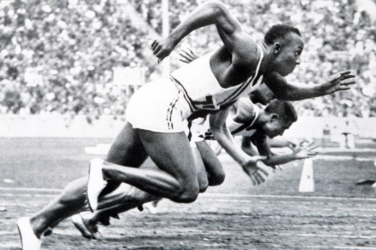 Джесси Оуэнс стартует на&nbsp;стометровке (Олимпийские игры 1936, Берлин, Третий Рейх)