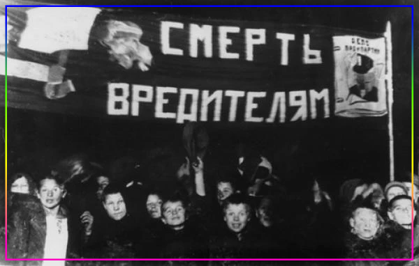 Показательная пионерская демонстрация во&nbsp;время процесса Промпартии. 1930 октябрь. Москва. Источник: кинохроника РГАКФД