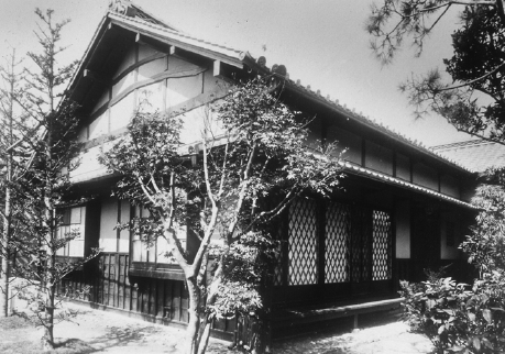 Павильон Мингэй для работы коммуны, представленный на&nbsp;выставке в&nbsp;парке Уэно. (1928). Courtesy: Asahi Beer Oyamazaki Villa Museum of Art. 