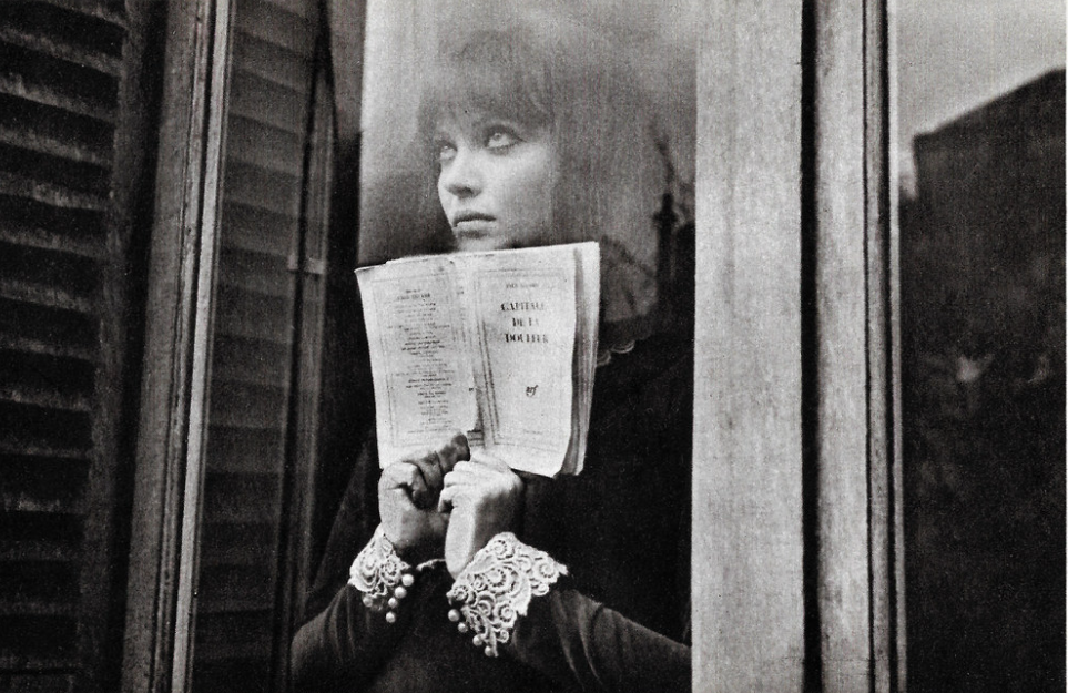 Анна Карина с книгой в «Альфавиле» Годара (1965)