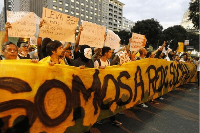 Баннер протеста в&nbsp;Рио-де-Жанейро от&nbsp;17 июня гласит: «Мы&nbsp;— социальная сеть!». Ссылка.