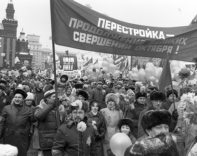 Праздничная демонстрация в&nbsp;честь 70-й годовщины Великого Октября на&nbsp;Красной площади. Фото: Василий Егоров, Валентин Соболев.