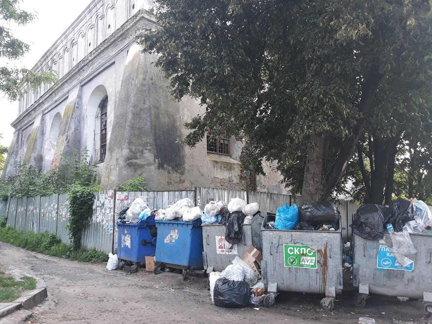 Смітники біля синагоги. Жовква, 2018р. 