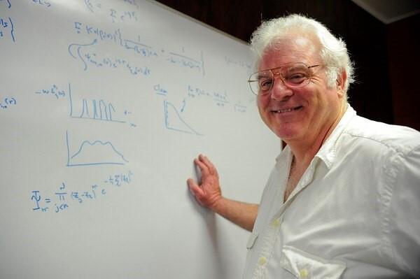 Роберт Лафлин, профессор физики в&nbsp;Стэнфордском университете, лауреат Нобелевской премии по&nbsp;физике в&nbsp;1998&nbsp;году