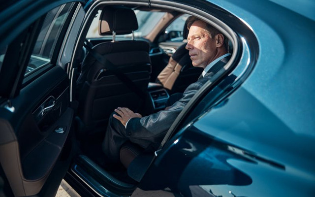 Luxury Mercedes Maybach Rent in Luton | 8 Chauffeur