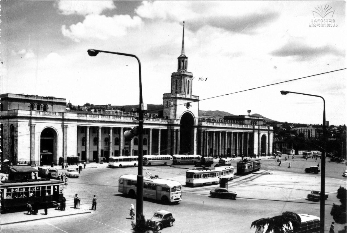 Здание вокзала, построенное по&nbsp;проекту Гавриила Тер-Микелова в&nbsp;1952&nbsp;году. Фото: Н. Грановский. Источник: National Parliamentary Library of Georgia