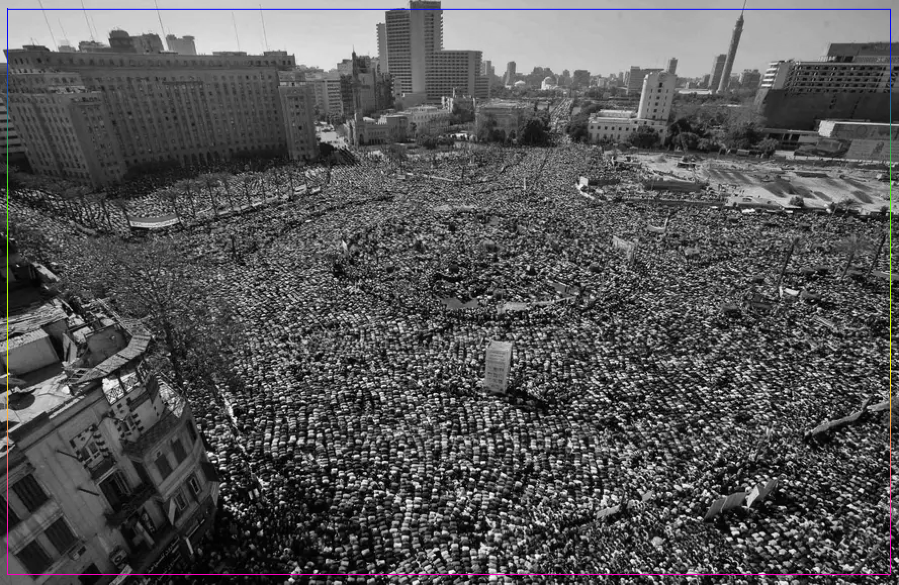 Египтяне молятся и празднуют падение режима Хосни Мубарака на площади Тахрир в центре Каира, 2011. Источник: Ben Curtis, AP